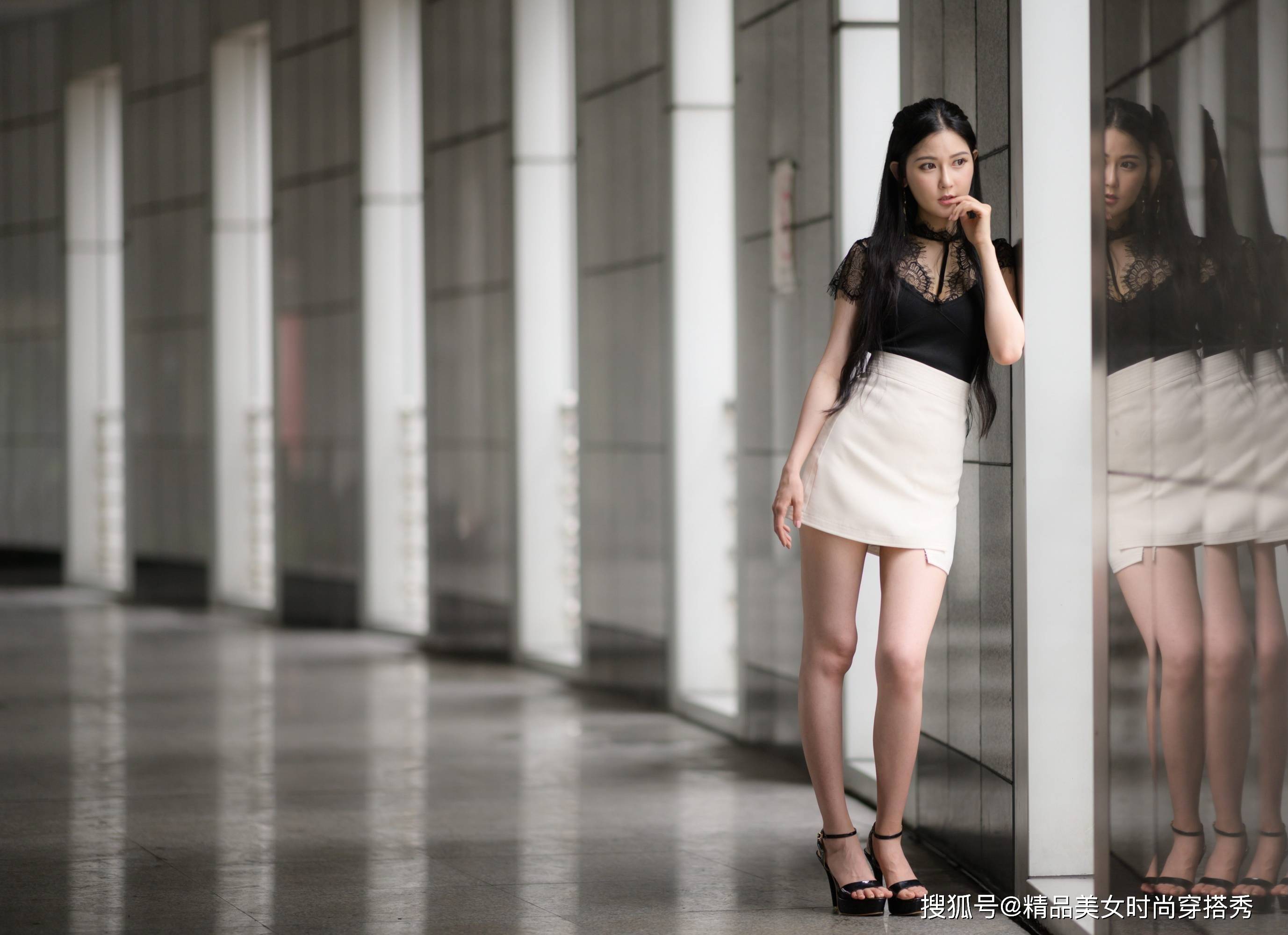 短裙 黑色蕾丝拼接修身打底衫，沉静而雅致，收拢淑女般的气质