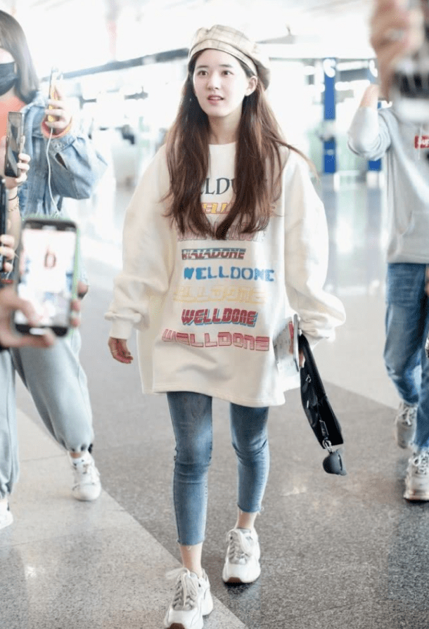 短裙 赵露思能把毛衣穿出花来，吊带裙配毛衣披风，身材娇俏，人更可爱