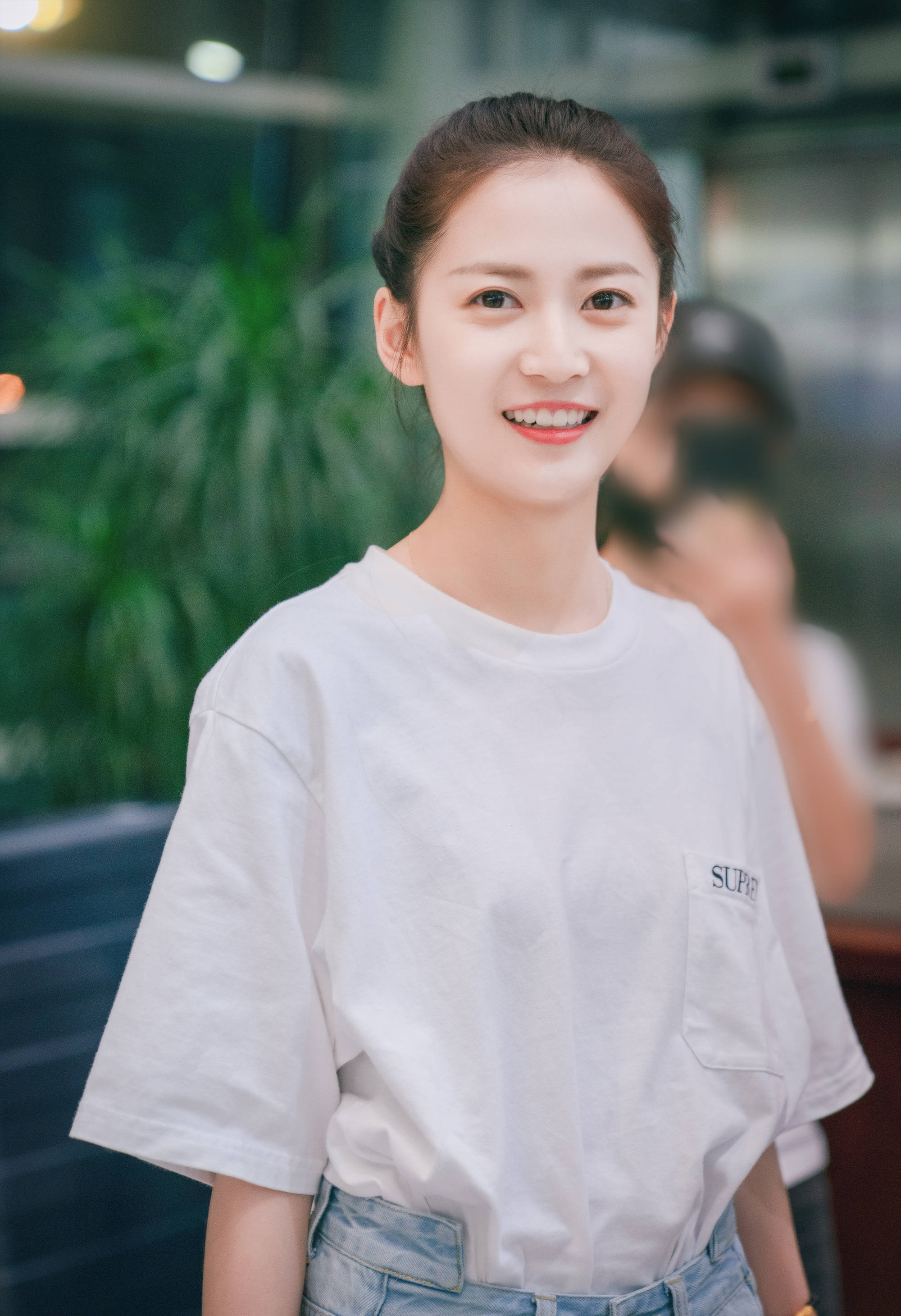 里衬 被陈钰琪惊艳了，白T搭配牛仔短裤，简简单单却气质出众！