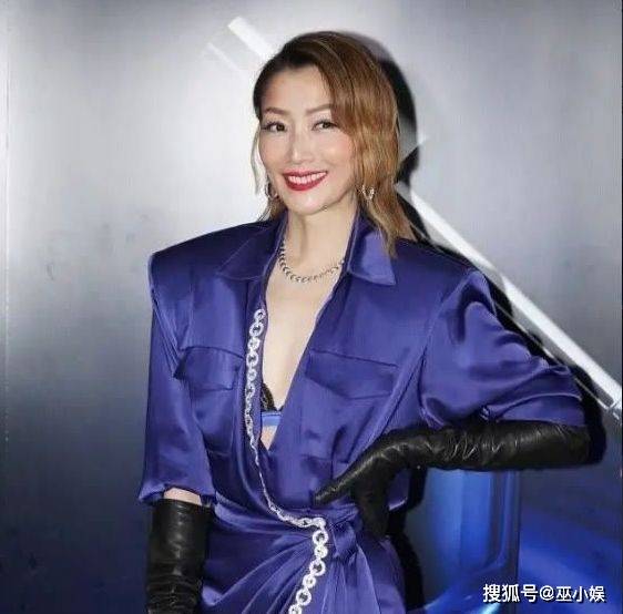 对比李嘉欣晒罕见美照？戴名贵珠宝显富态，与许晋亨同框对比明显