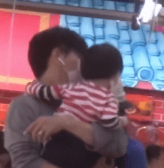 因为|刘诗诗深夜带儿子就医，吴奇隆抱娃奶爸力十足，步步活泼超像爸爸