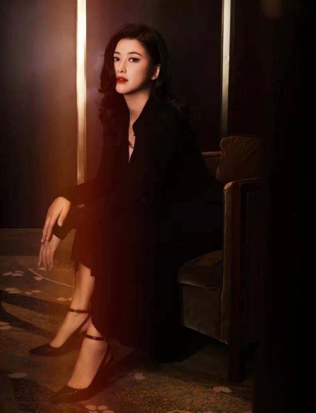 黑色 名媛朱珠身材比产前还性感！穿深v裙出席活动成焦点，女人味爆棚