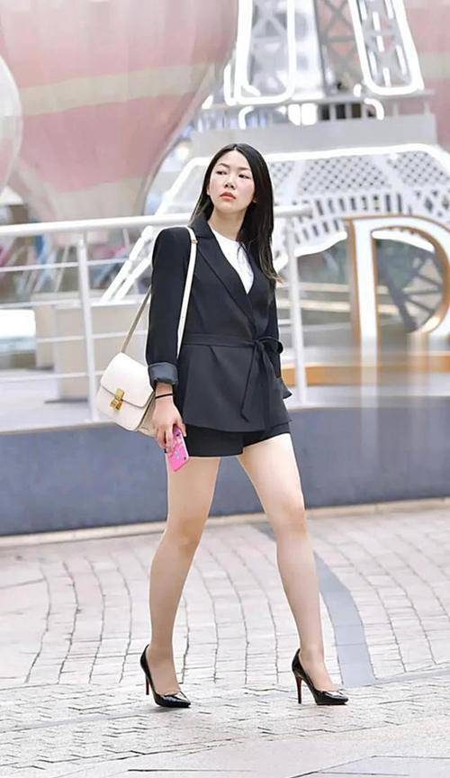身材 初秋黑色小西装+短裤，显瘦显高还时髦，简约干练又气韵十足