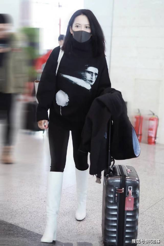 典范 俞飞鸿真是“岁月不败美人”的典范，50岁的她，身姿曼妙衣品超赞