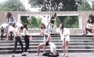 什么|搞笑GIF趣图:发现一位小女汉子,长大后还得了啊