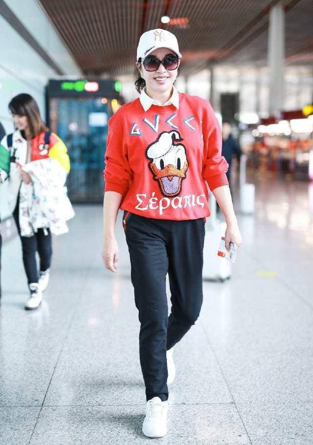 卫衣 刘晓庆69岁仍时髦,穿卫衣配小黄帽,青春活力不输小年轻