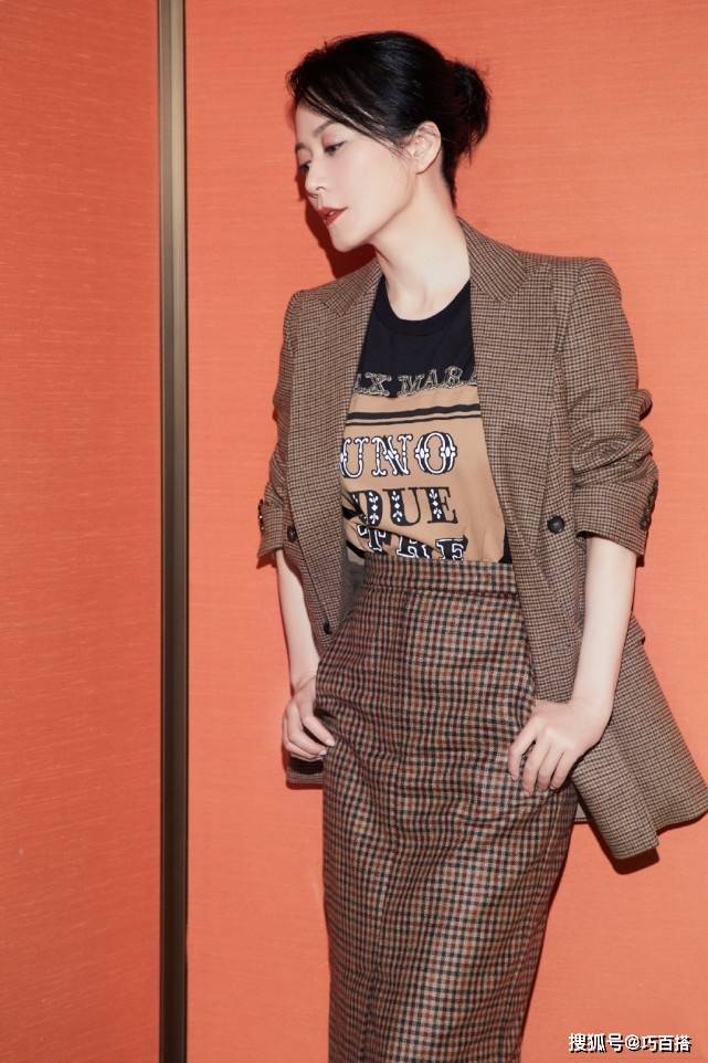 典范 俞飞鸿真是“岁月不败美人”的典范，50岁的她，身姿曼妙衣品超赞