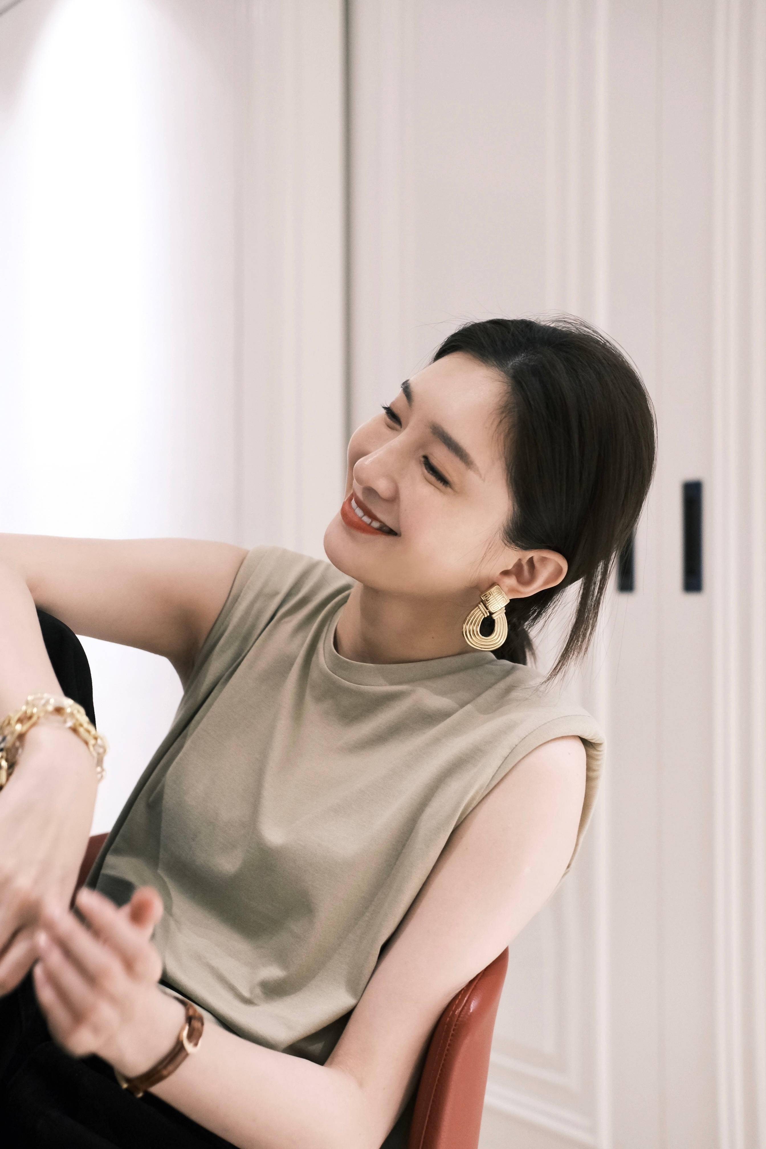 江疏影35岁素颜生日照,简单的白t配牛仔裤,素颜依旧能扛