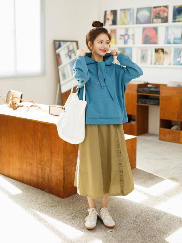 美眉 对肤色没有过高的要求，是喜欢就能穿的很好看的款式