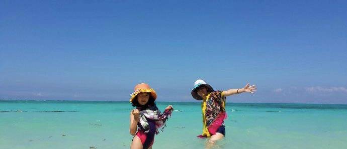 lucky包贝尔5岁女儿成“化妆师”惹众议：这对爸妈太会养娃了