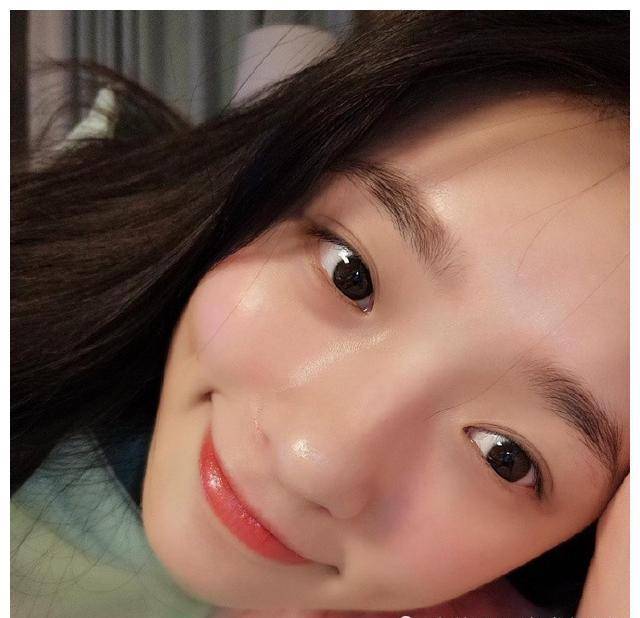 景甜8位敢素颜示人的女星：谁是天然美女，谁靠浓妆硬撑，一目了然