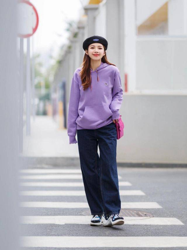 进行 选择稍微短一点的卫衣，这样就不会遮住腰线