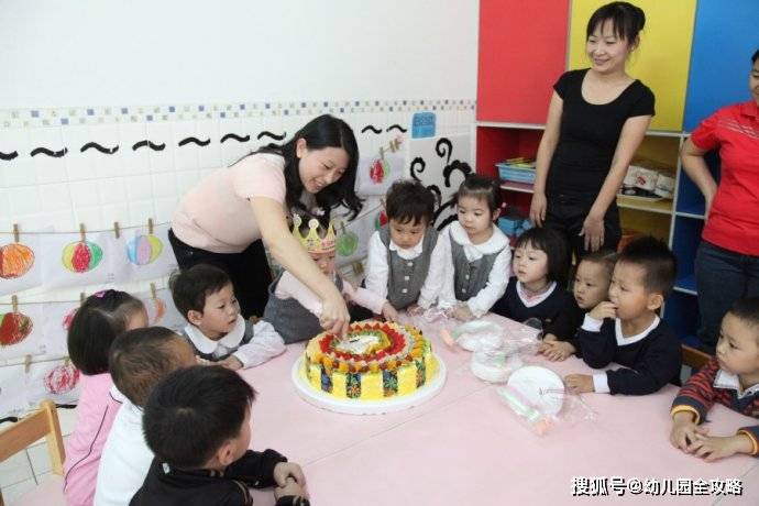 同学|儿子收幼儿园同学礼物，妈妈以为是玩具刚想扔，老师要回:是金子