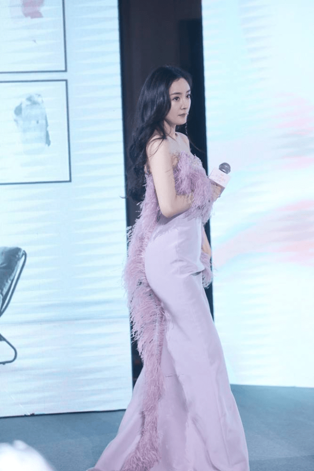 进行 杨幂艳福不浅！晚会大合影虽不站C位却美男环绕，穿羽毛裙变名媛