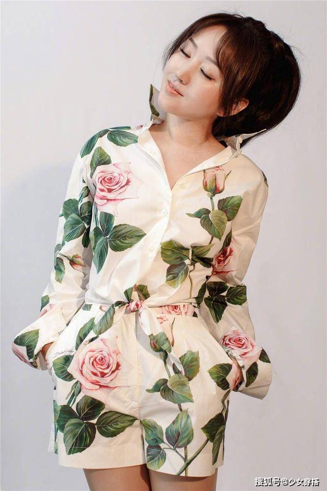 带着 杨钰莹真是不老女神，印花衬衫搭紧身短裤秀S曲线，49岁风韵不减