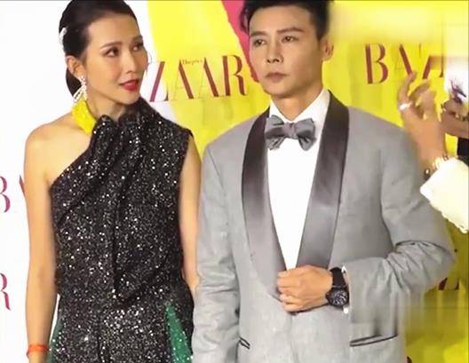 张晋 张晋夫妇亮相好甜，蔡少芬360度旋转拍照秀美裙，个子比张晋还高