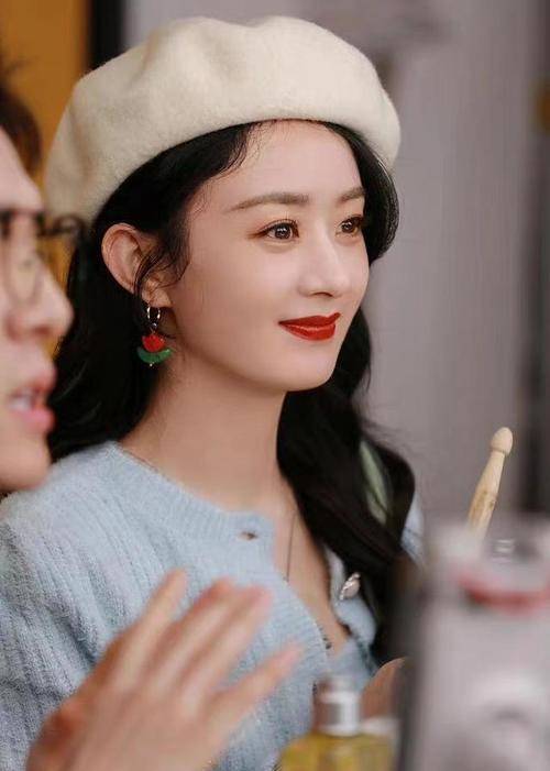 整体 走少女路线的赵丽颖,露脐针织衫晒酒杯腰,34岁不要太迷人