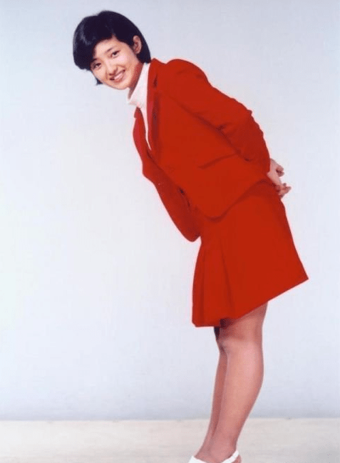 颜色 62岁山口百惠状态好真实,穿宽大衬衫拎买菜兜子,但气质仍很美