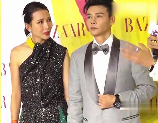 张晋 张晋夫妇亮相好甜，蔡少芬360度旋转拍照秀美裙，个子比张晋还高