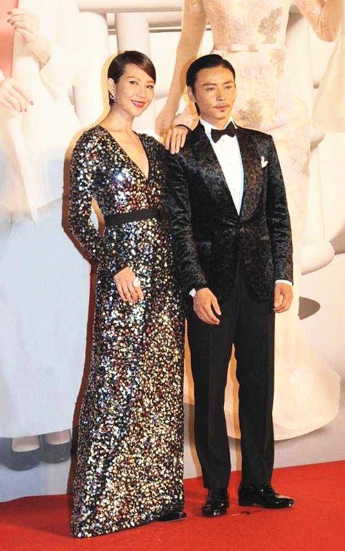 张晋 张晋夫妇亮相好甜，蔡少芬360度旋转拍照秀美裙，个子比张晋还高