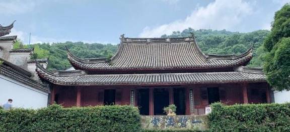 宁波这座千年古刹，寺庙中并没有佛像和僧侣，却一直游客爆满