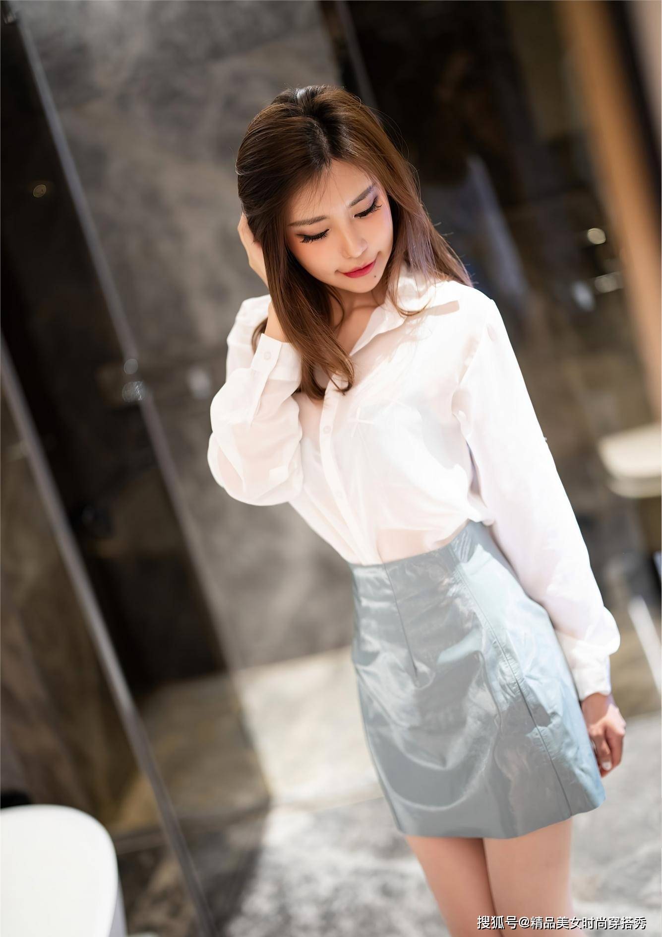 行李箱 白色衬衫搭配灰蓝色皮裙,知性又优雅,尽显职场女性魅力