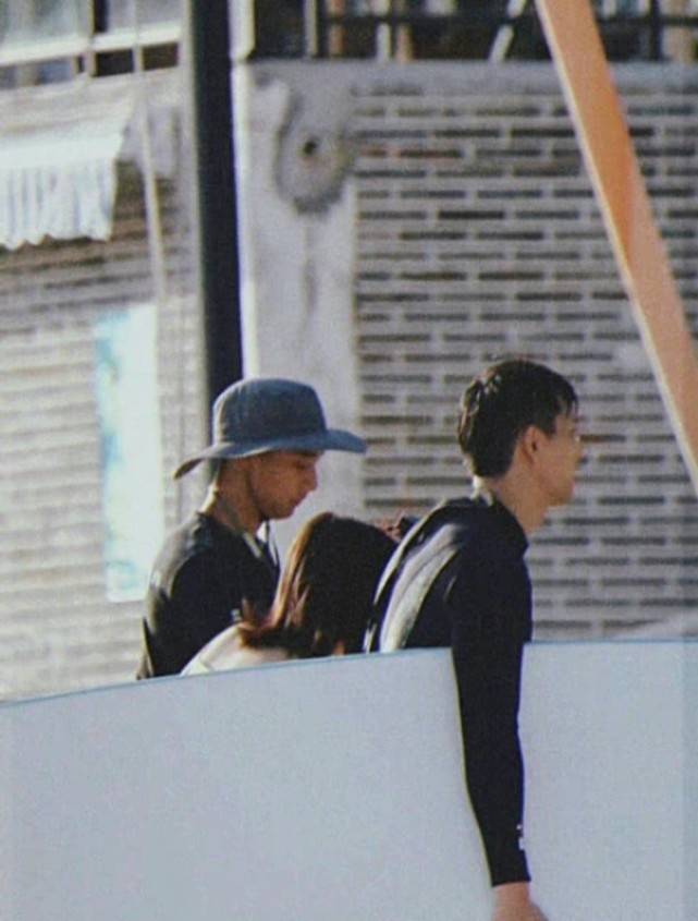 网友李现三亚冲浪被偶遇，湿发运动仿佛似偶像剧男主，身材比例太好了