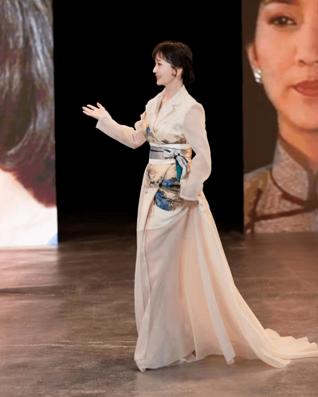 色彩 谁说老年人就不能时尚精致？学赵雅芝穿衣，让皱纹成为优雅代名词