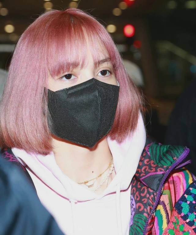 网友Lisa粉发素颜照曝光，彩色羽绒服轻松驾驭，生图颜值也好能打