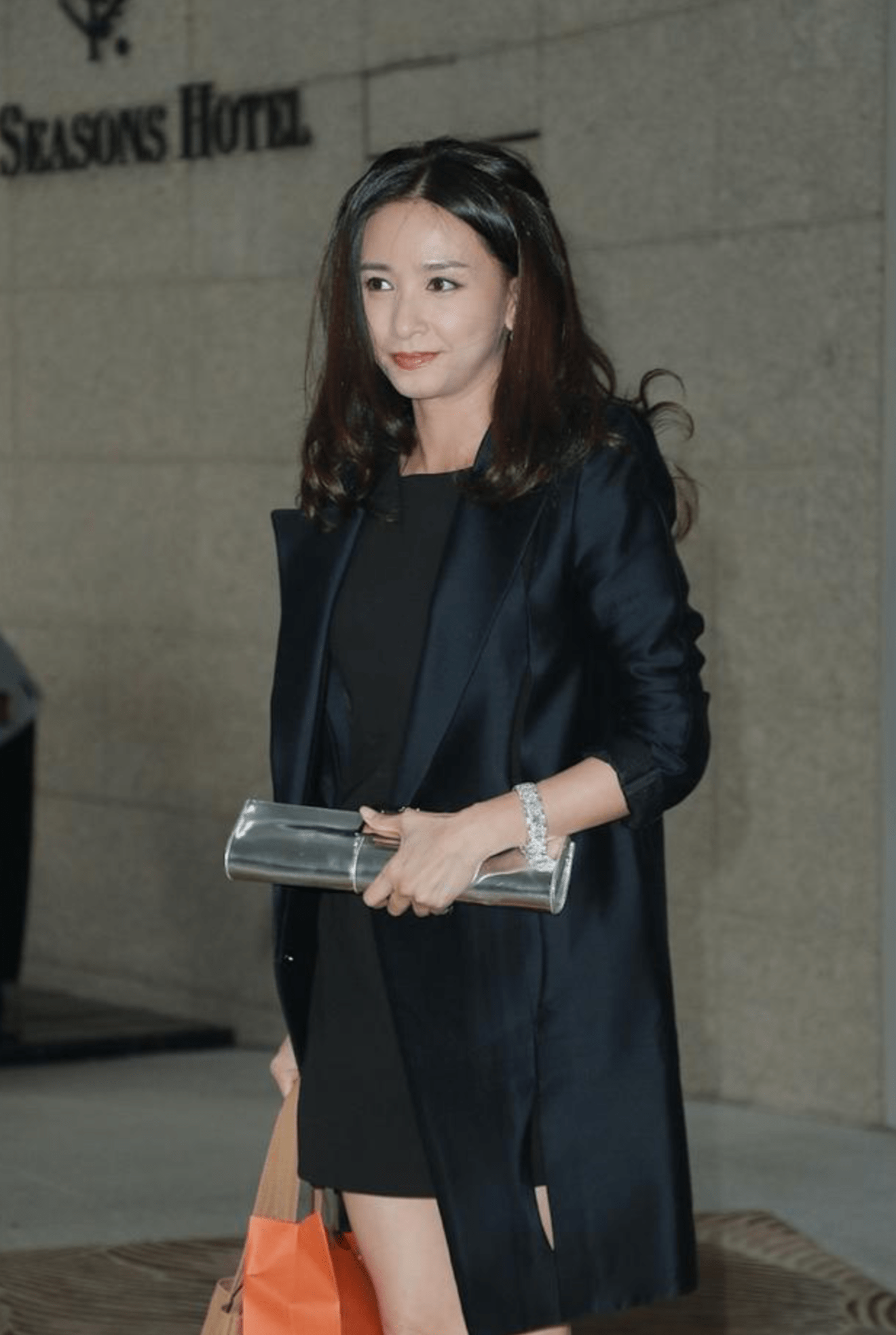 54岁吴婉芳穿红裙出席长子婚礼,气质优雅显年轻,婆媳同框似姐妹-搜狐