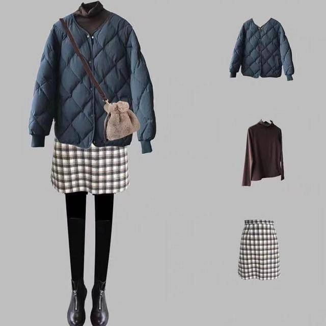 黑色 选择一件深棕色的高领内搭，配上一件蓝色的菱格短款羽绒服外套