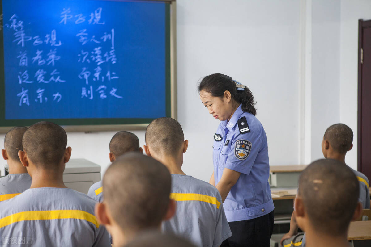 狱警招聘_大连监狱内一位女狱警 监狱狱警的工资多少 3(2)