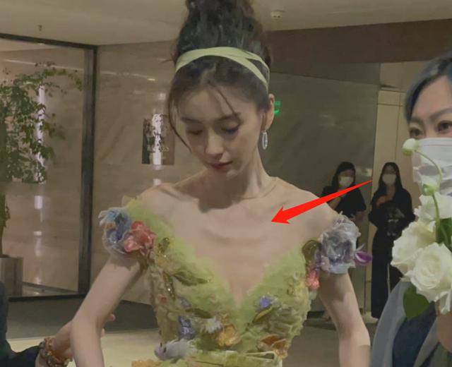 32岁杨颖亮相芭莎慈善夜离开百万修图师排骨胸吓到网友