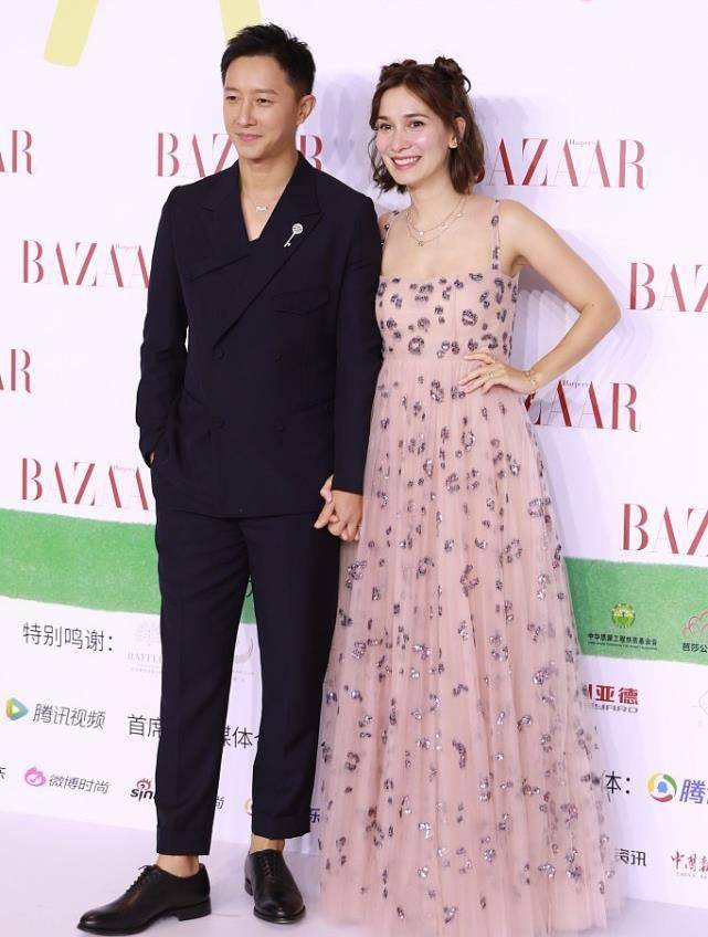 韩庚 韩庚夫妇十指紧扣走红毯，互动甜蜜满眼爱意，卢靖姗造型孕味十足