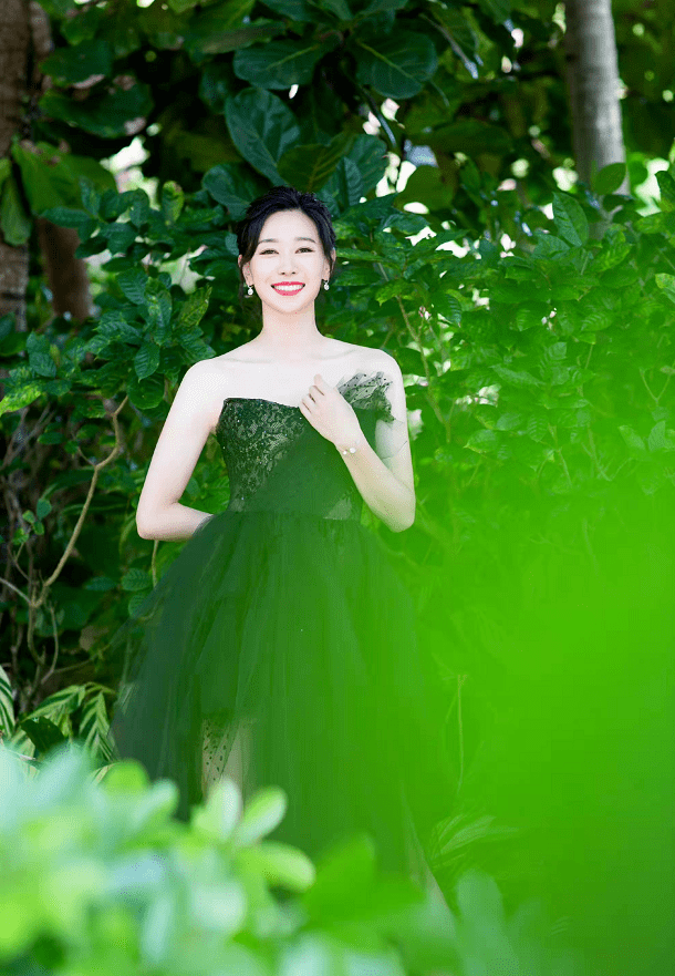 进行孙一文真给运动员长脸！红唇黑裙走红毯美到发光，夸热巴好看超暖
