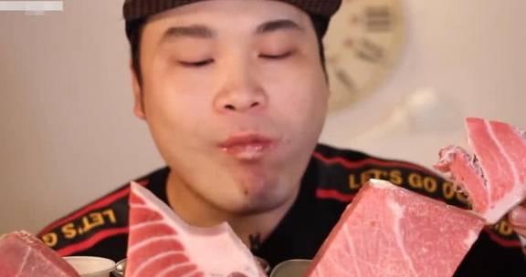 原创韩国大胃王又吃肉了，不过看上去有点奇怪！网友：我已分不清真假