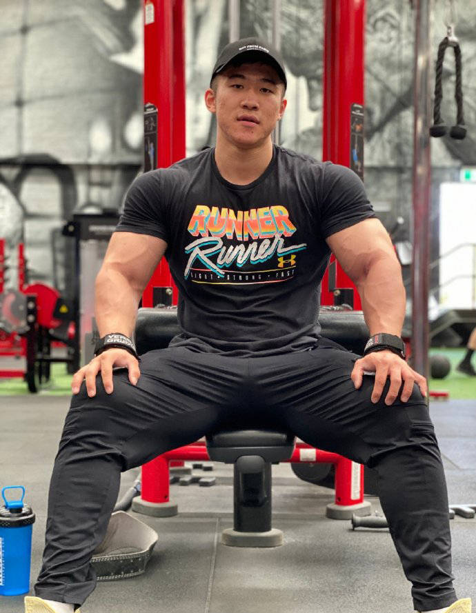 21岁北京大男孩热爱健身撸铁打造一身腱子肉胳膊壮到爆青筋