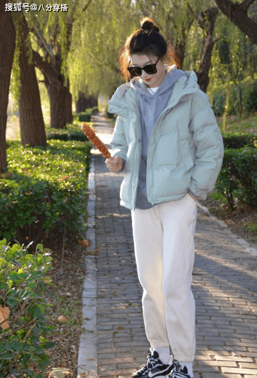 姐妹 今年流行“羽绒服＋小白裤”，保暖舒适又清爽，日常百搭不挑人