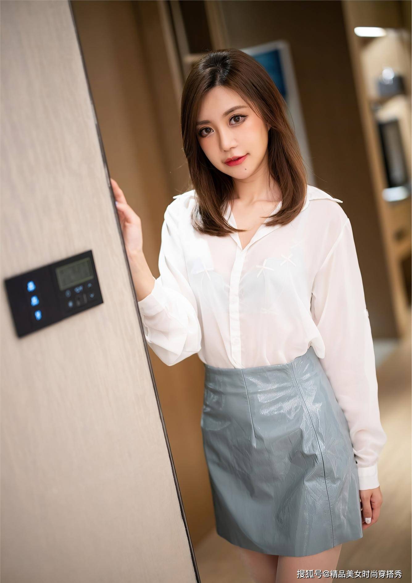 行李箱 白色衬衫搭配灰蓝色皮裙,知性又优雅,尽显职场女性魅力