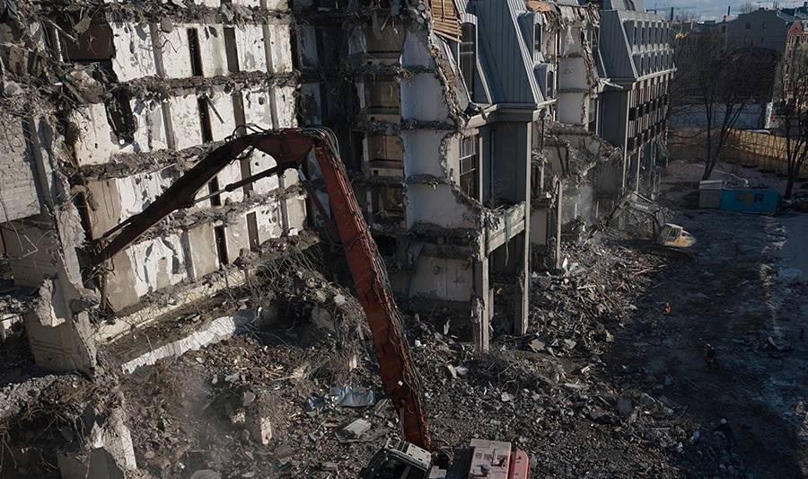 俄罗斯烂尾楼：装修奢侈曾拖垮一家银行，被废弃了十几年终于被拆