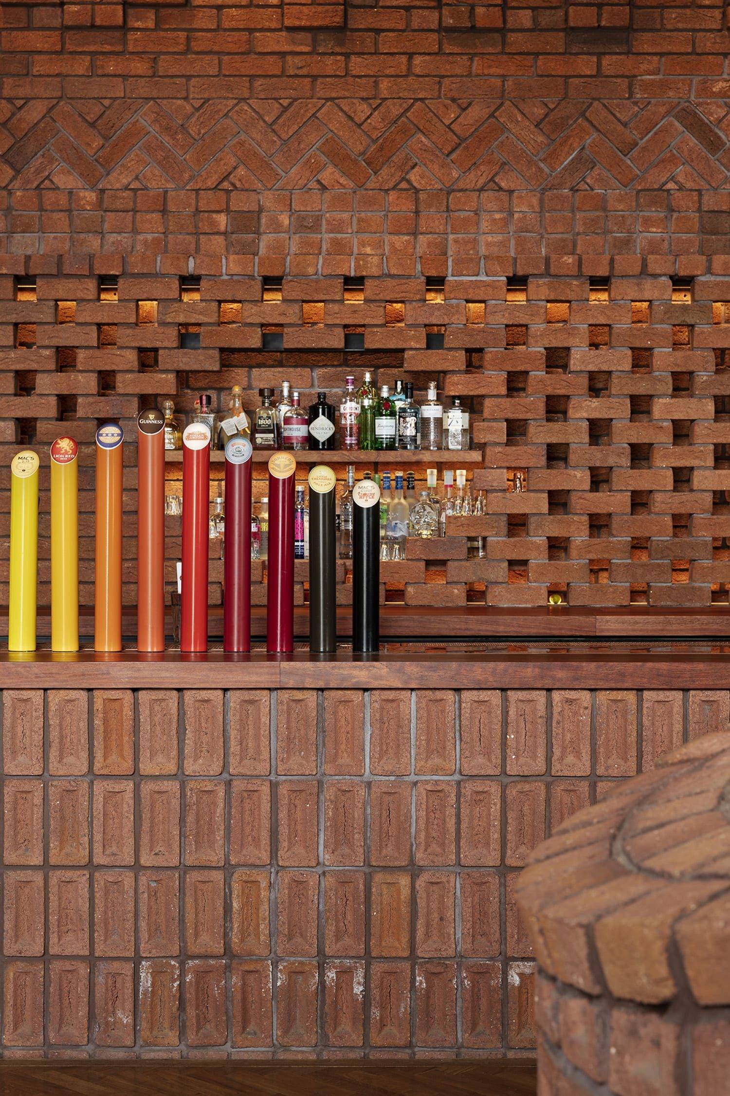 餐厅设计丨个性张扬的红砖酒吧