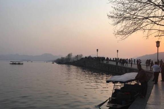 杭州西湖景色宜人，不过西湖这几个景点的名字由来，让人难以接受