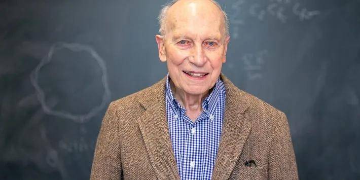 施泰纳今年89岁，刚刚拿下人生第3个博士学位，横跨医学物理学……
