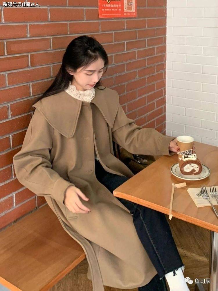 毛衣 冬天想要穿出高级感？灰色大衣搭配粉色毛衣高级又时尚，漂亮大方