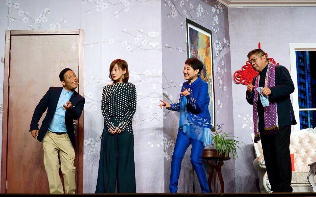 女友 她是胡歌前女友,穿T恤配长裙现身,微笑甜美似20岁少女