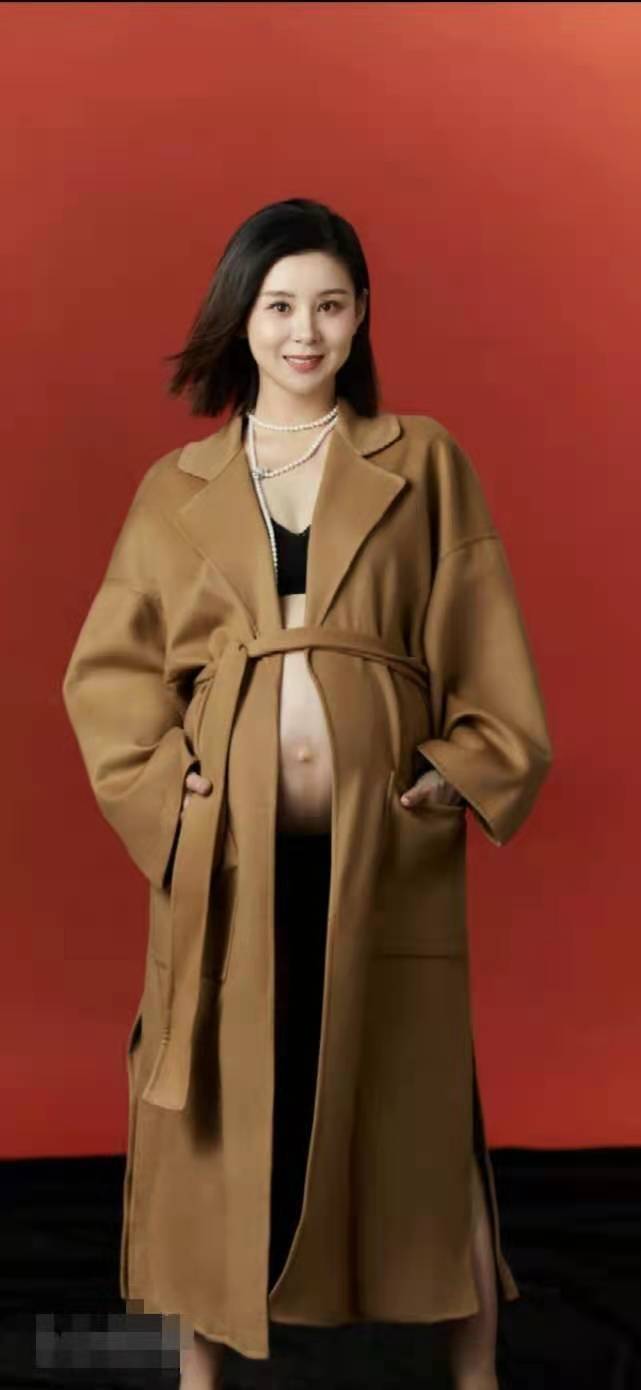 36岁李小萌晒二胎孕照,王雷环抱妻子甜蜜溢出屏幕_宝宝