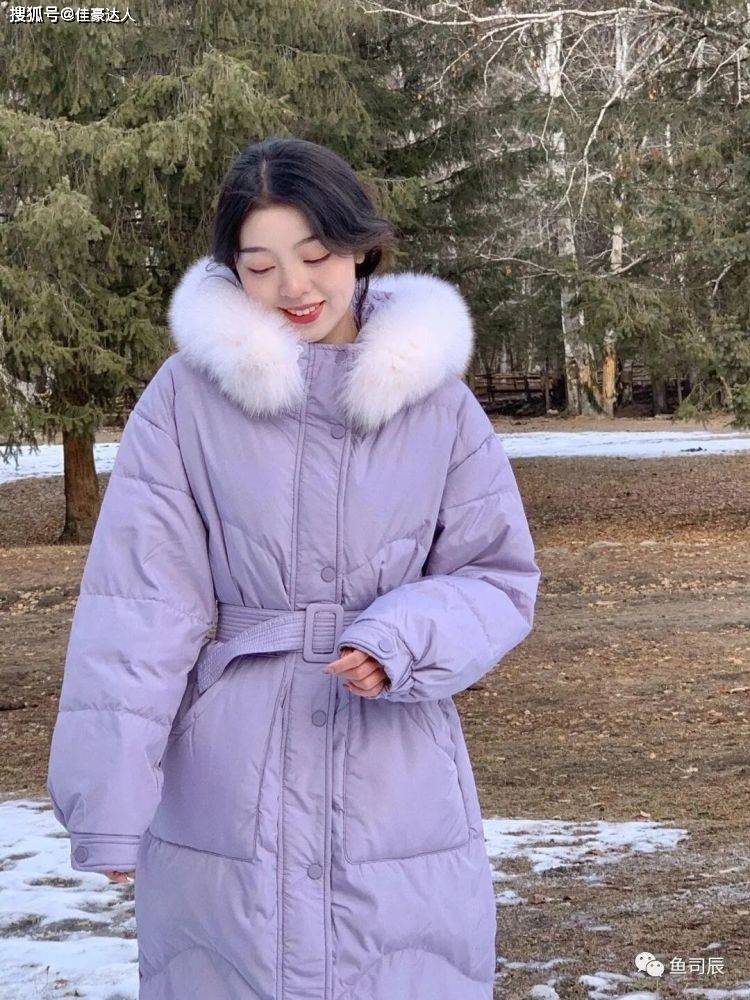 毛衣 冬天想要穿出高级感？灰色大衣搭配粉色毛衣高级又时尚，漂亮大方