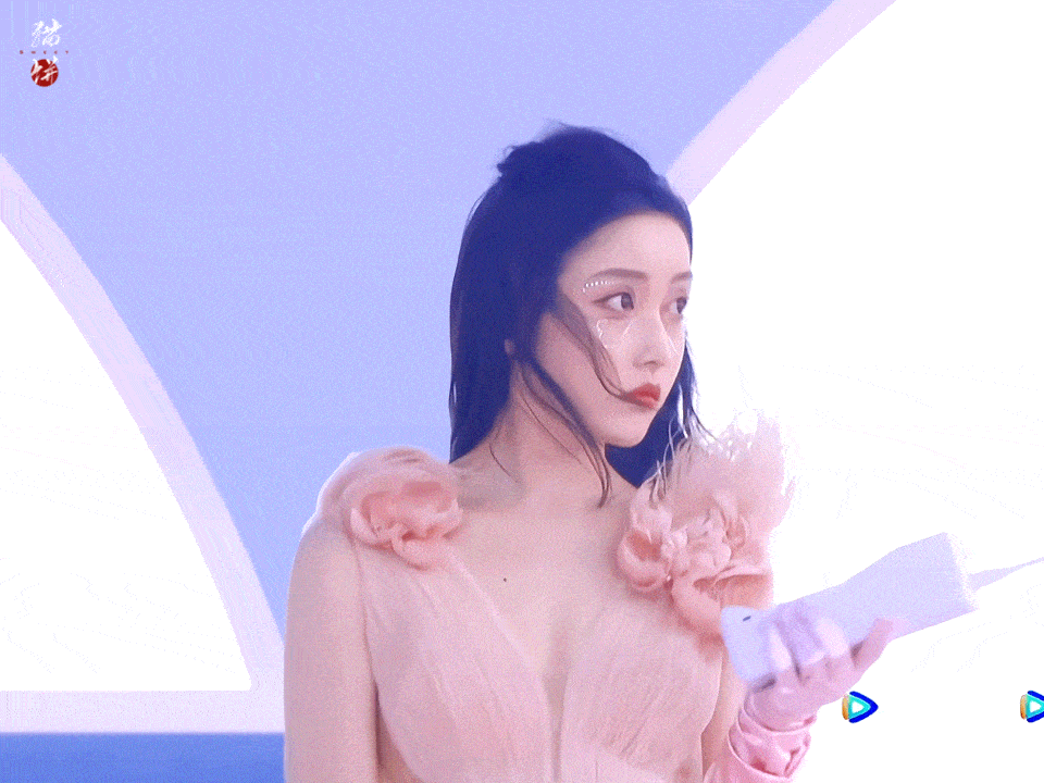 仙女GQ年度最美红毯:热巴雀斑妆出战,baby仙女棒接招,金晨红气逼人