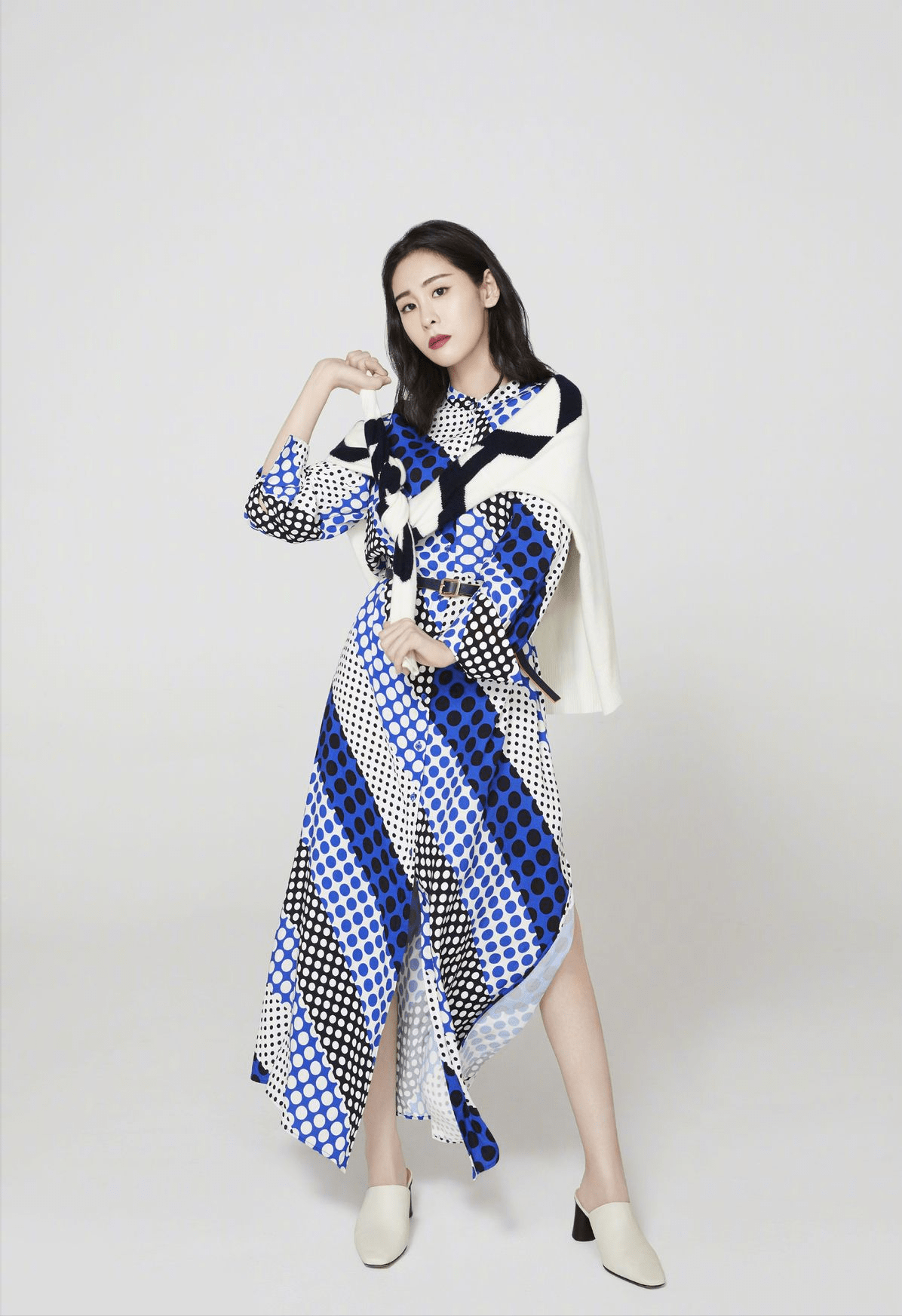 腰肢 张碧晨的竹竿身材让人羡慕，叠穿毛毛衣不臃肿，腰肢也太细了