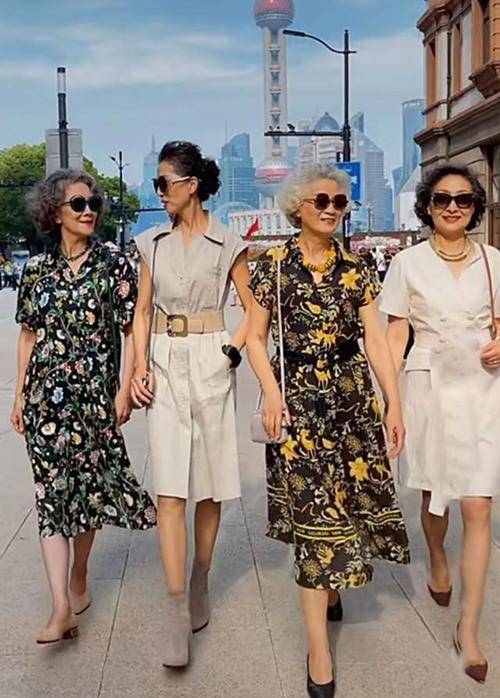 中老年 老年人不懂时尚?这群平均65岁的老年人的时尚穿搭,优雅好时髦